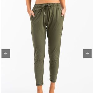 Zyia olive everywhere pant
